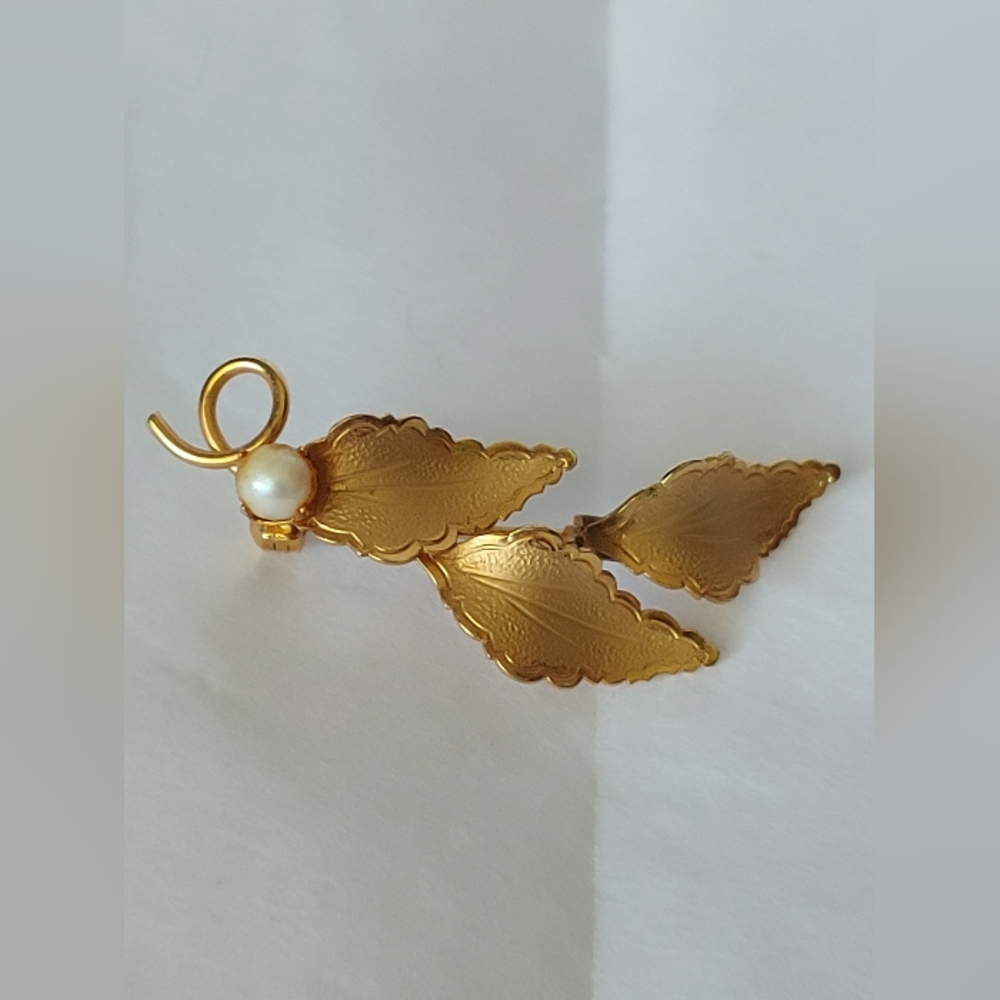 CELART beautiful vintage pin with pearl. 12k GF
